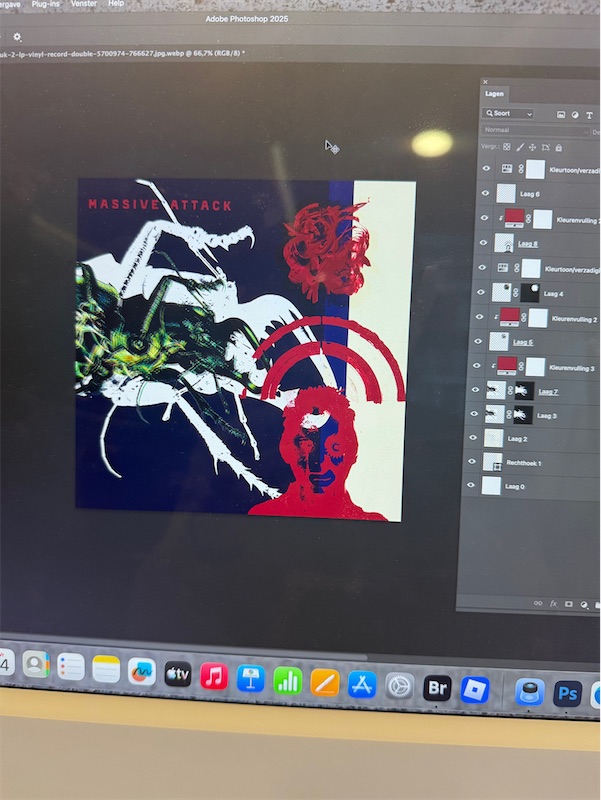 Het artwork open in Photoshop op een computerscherm, met het lagenpaneel rechts zichtbaar.