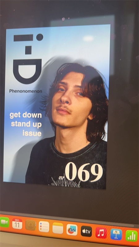 Magazinecover op een scherm: een portret tegen een lichtblauwe achtergrond met het i-D-logo, de titel Phenonomenon en het nummer 069.