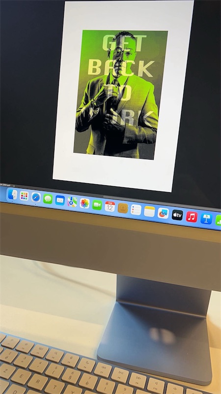 Affiche op een computerscherm: een portret in felgroene tinten met de grote tekst Get Back to Work.